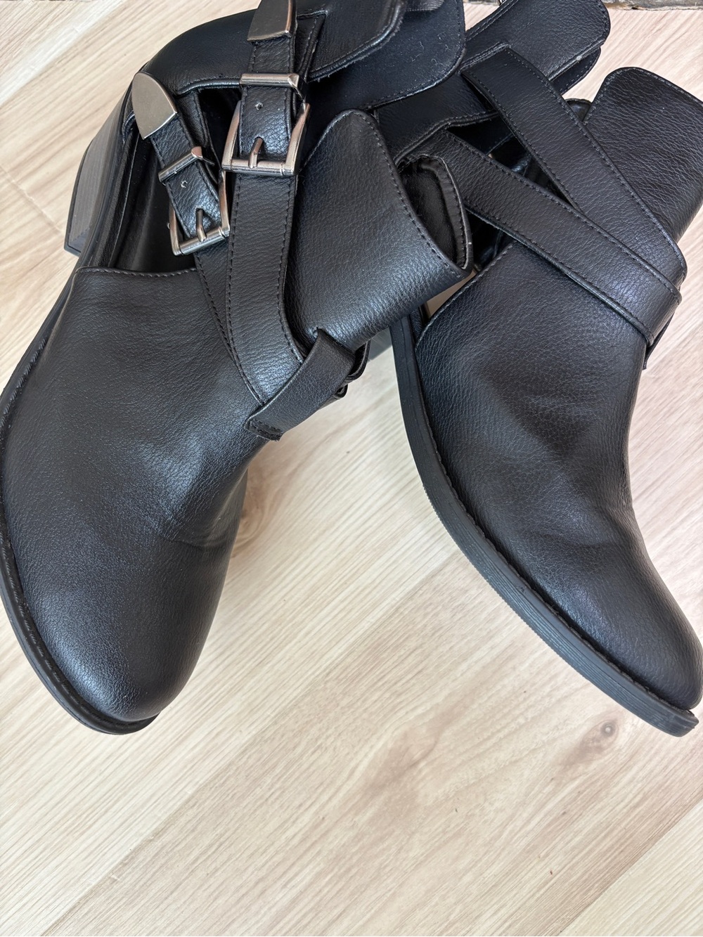 Soda Autry -S Faux Leather Black Cut Out Buckled Stack Heel Ankle Boots Size 10